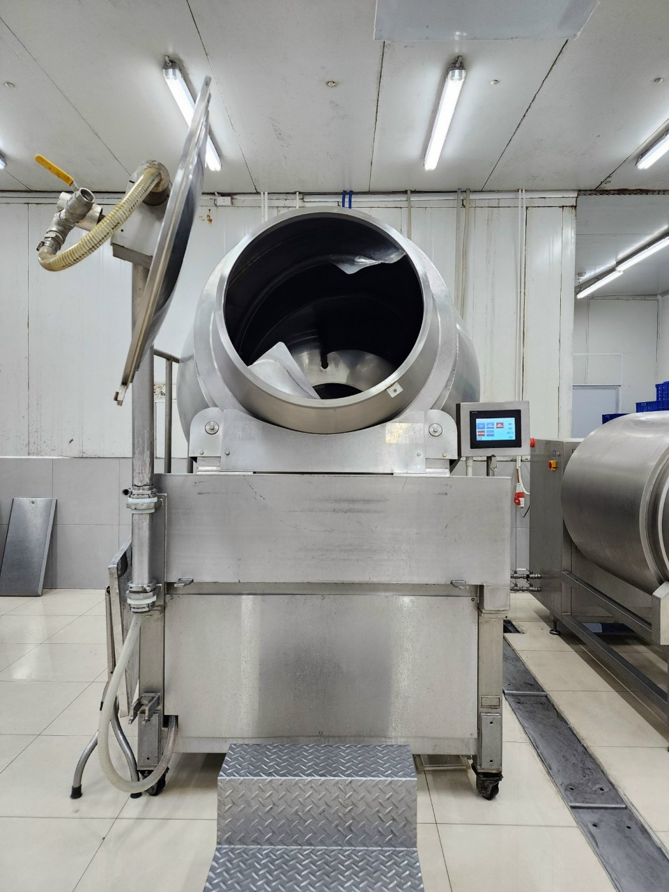 USED VACUUM TUMBLER WITH COOLING SYSTEM